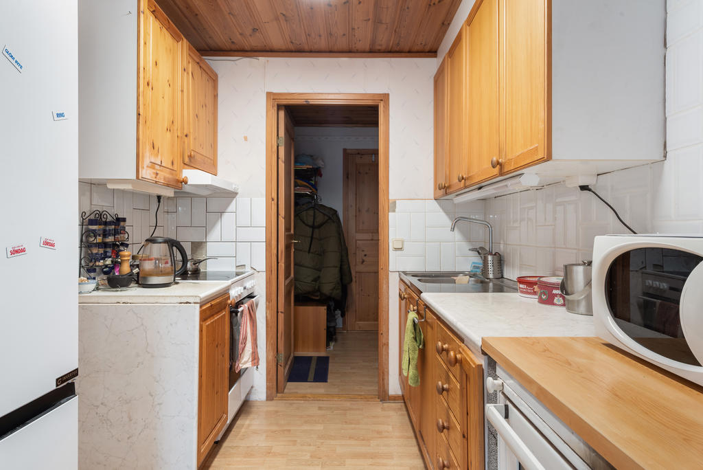 Praktiskt arbetskök med vedspis. 