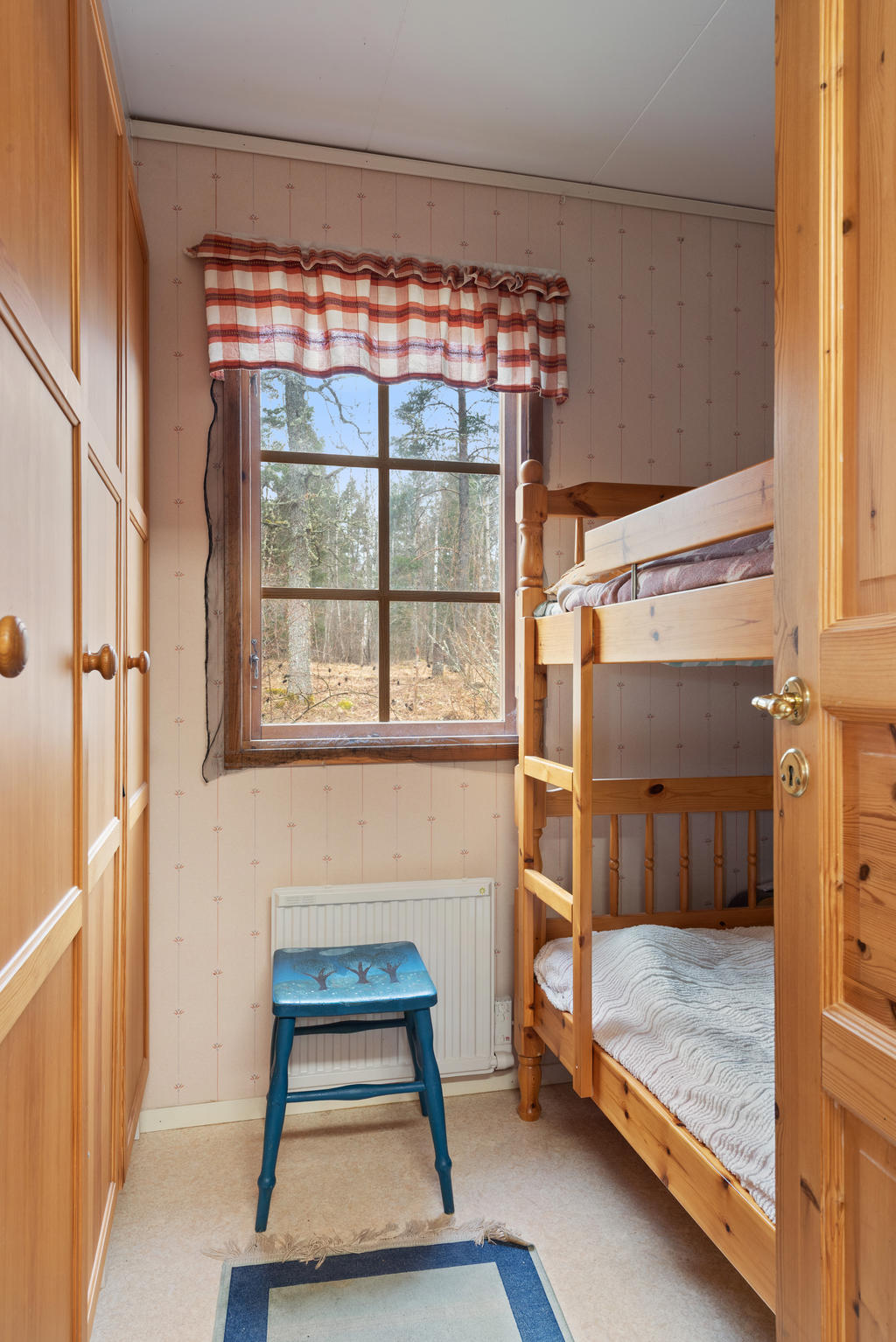 Det mindre sovrummet med garderober och våningssäng. 