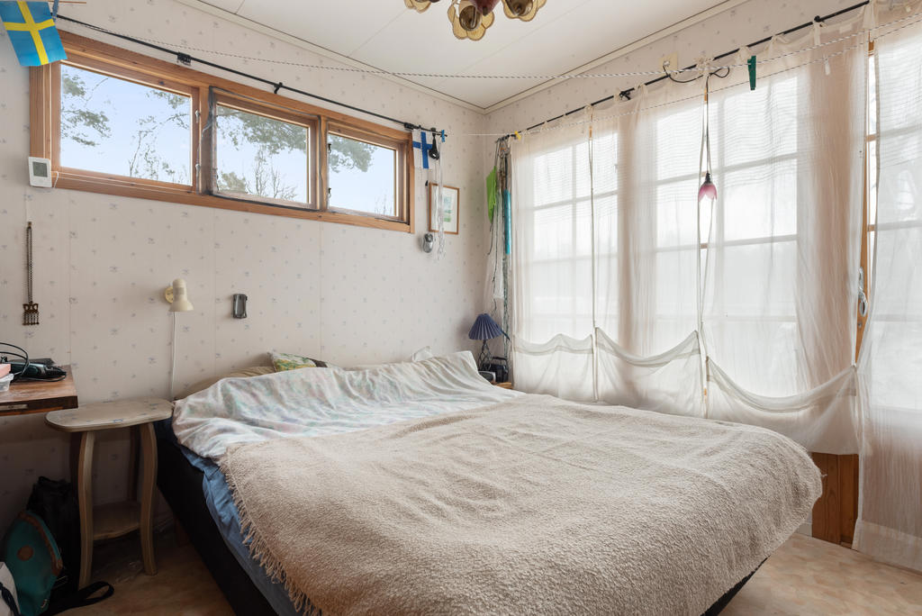 Sovrummet med utgång till veranda. 