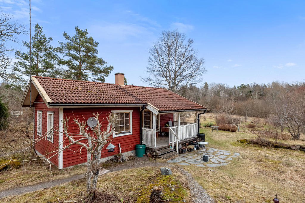 Huset är vackert beläget på trädgårdstomt.