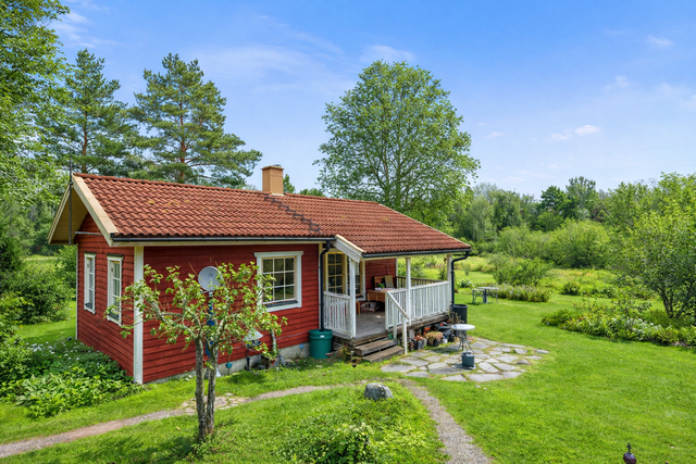 Välkommen till Bredsundsvägen 44. (Bilden är omgjord till en sommarbild.)