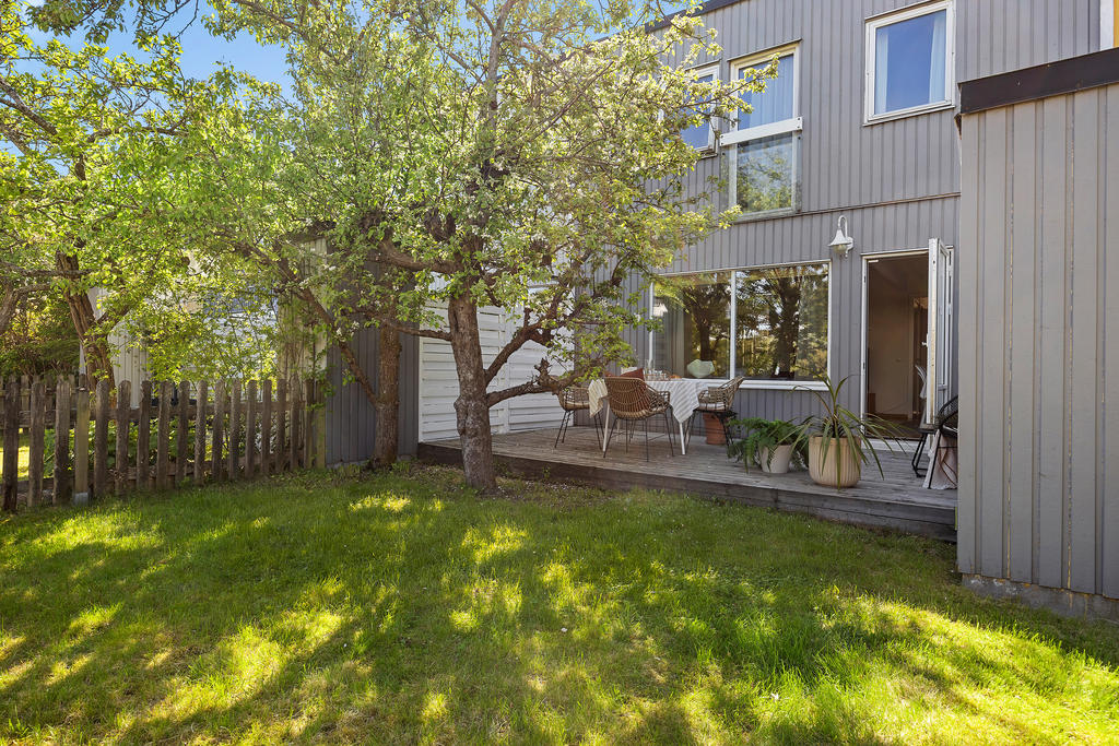 Välkomna till detta trevliga friköpta radhus