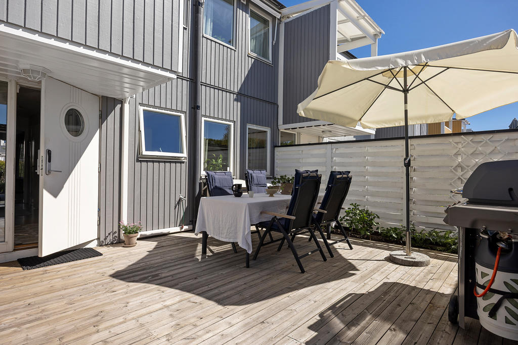 En privat och trevlig altan där ni kan njuta av grillkvällar i eftermiddagssolen under sommarhalvåret