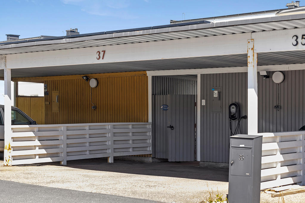 Carport med laddplats för elbil samt solceller som bidrar till lägre driftkostnader