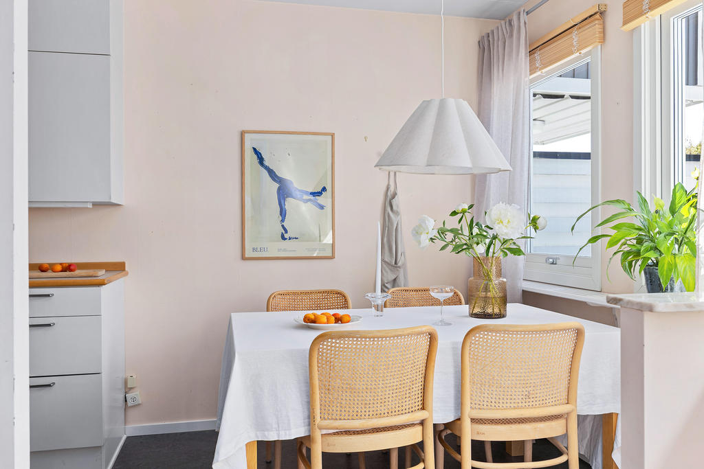 Kök med klassiska materialval och gott om förvaring