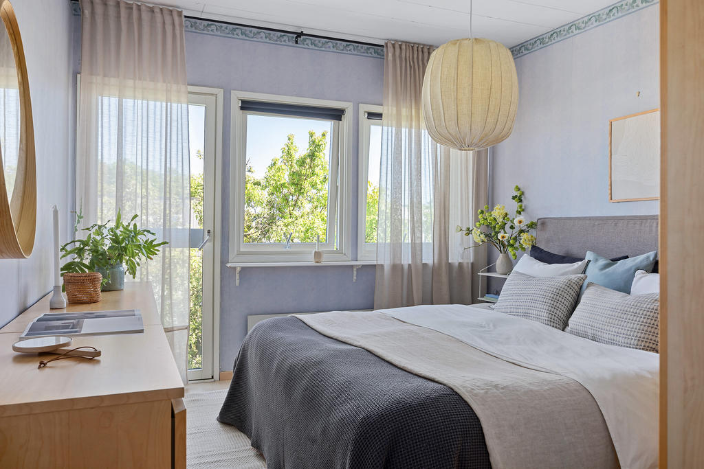 Master bedroom med fransk balkong som ger ett härligt ljusinsläpp och en luftig känsla