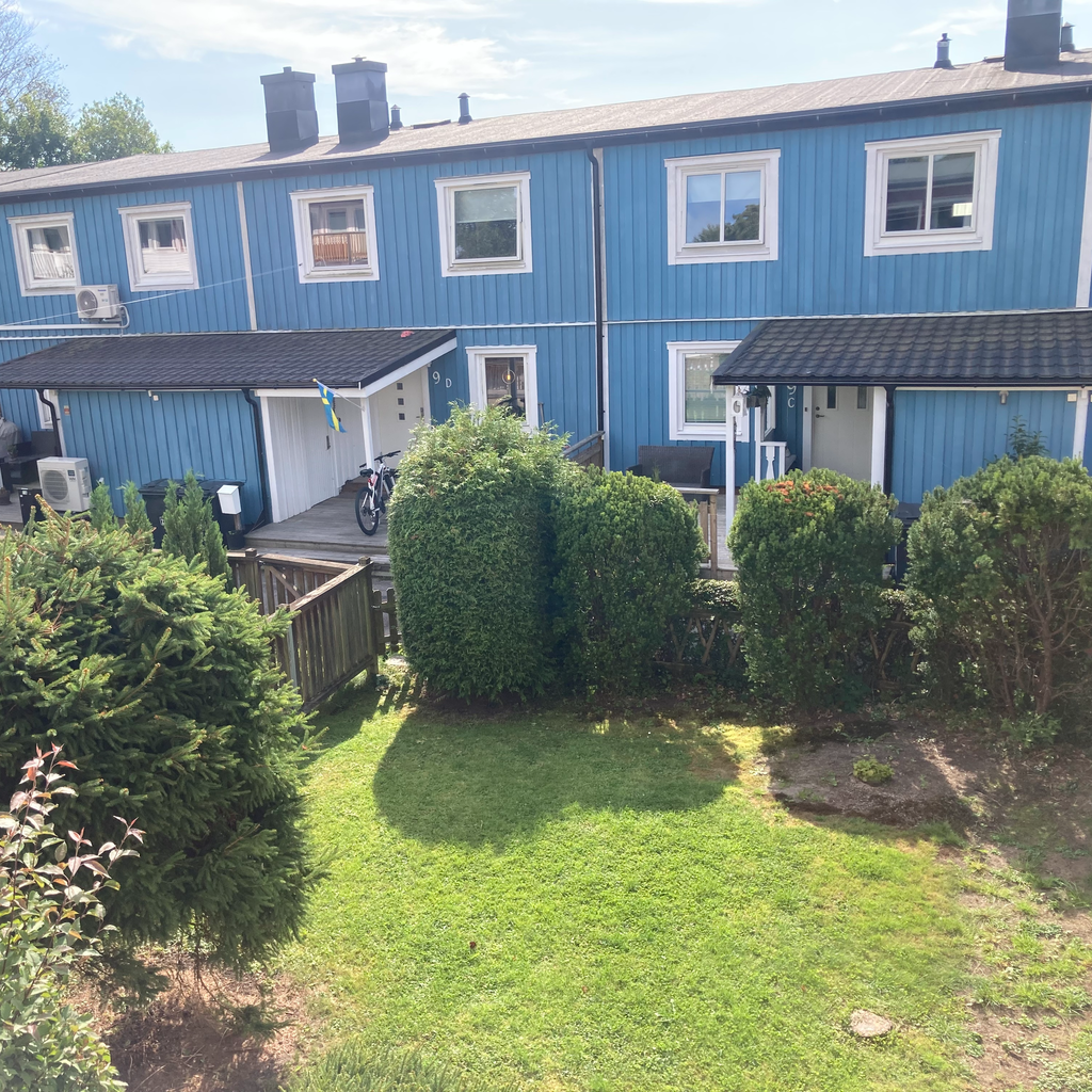 Säljarens egna sommarbild från balkong utöver trädgård