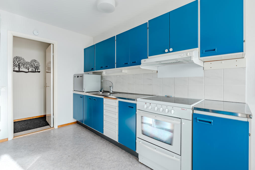 Ett kök med nya vitvaror som säger god morgon till dig. 