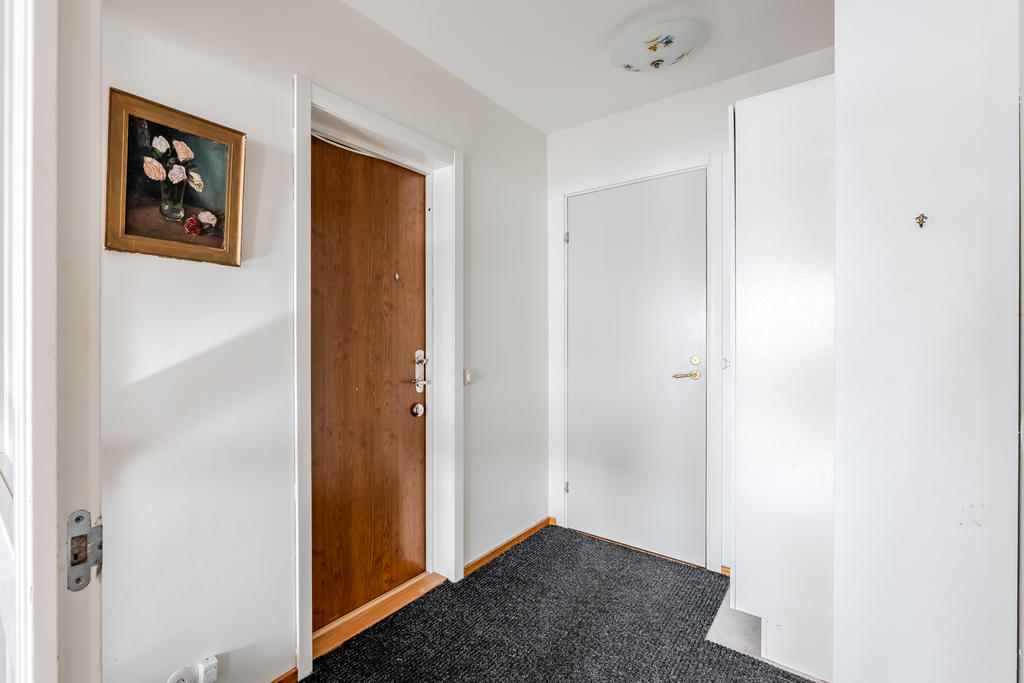 Hallen har plats för garderob och hatthylla.