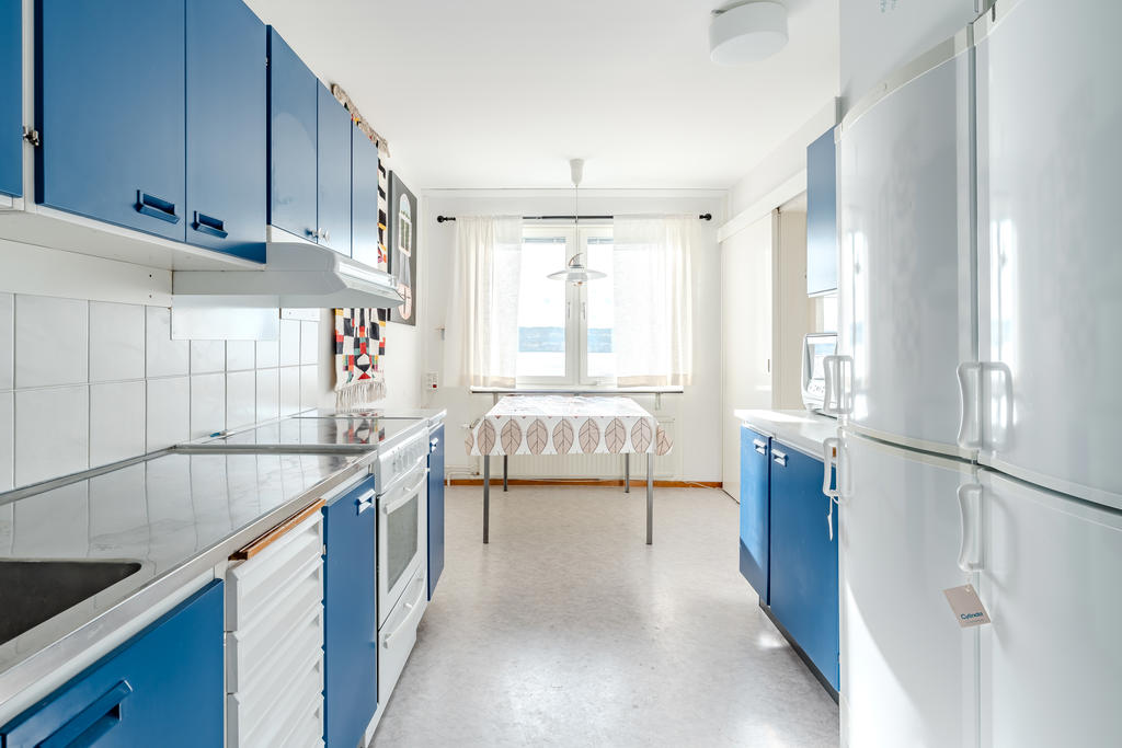 Rymlig matplats vid fönstret mot gården.