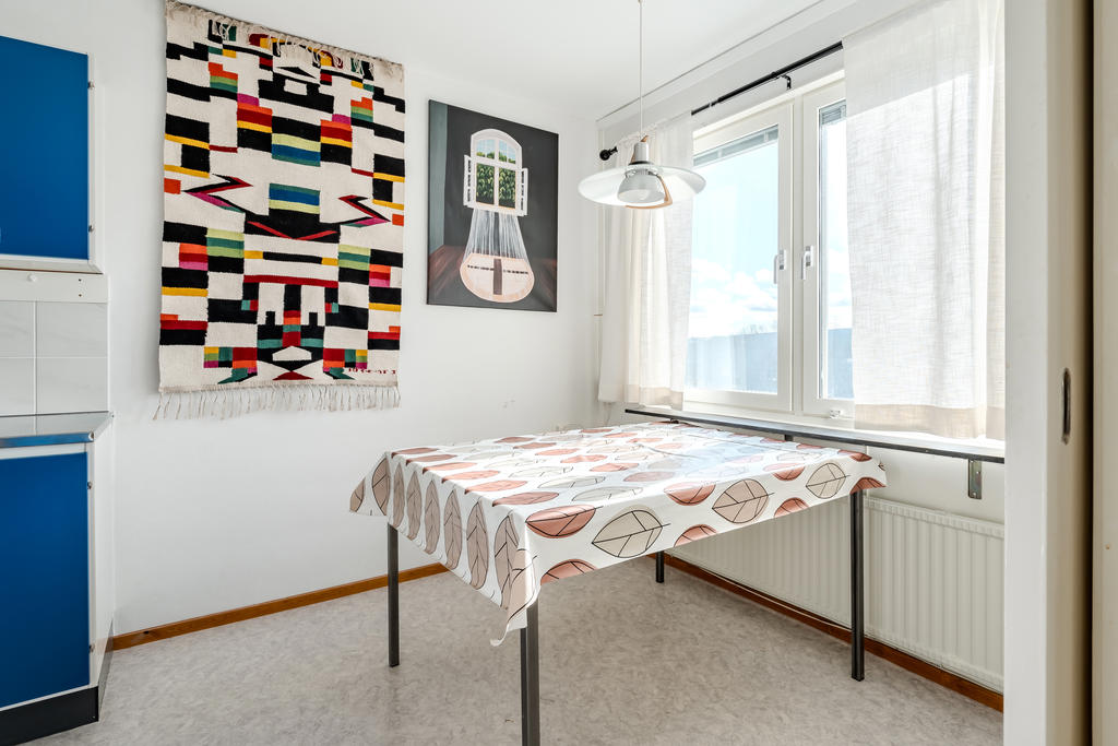 De stora fönstren ger härligt ljus!