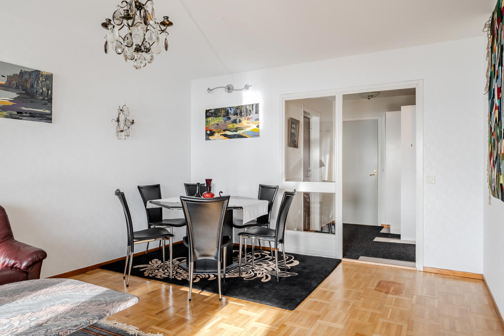 Vardagsrummet har plats med både soffgrupp och matgrupp.