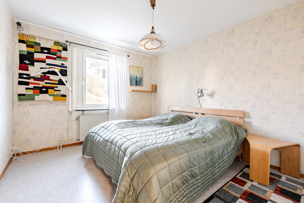 I sovrummet finns plats med både säng och förvaring.