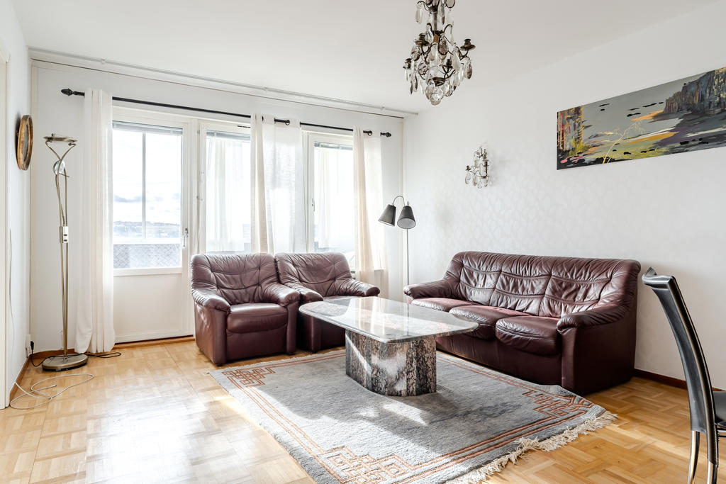 Soffgrupp ryms vid utgången  balkongen.