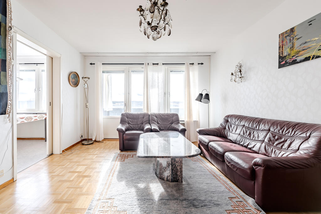 Praktisk skjutdörr mellan kök och vardagsrum.