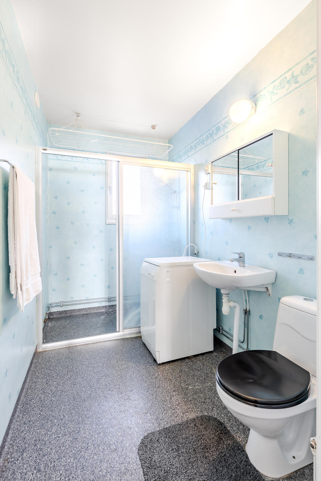 Badrummet har fönster och det finns en tvättmaskin som ingår.