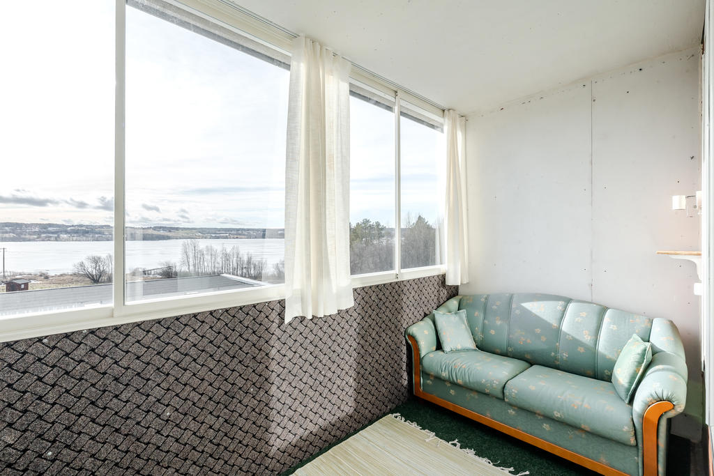 Vacker utsikt över Storsjön från den inglasade balkongen.