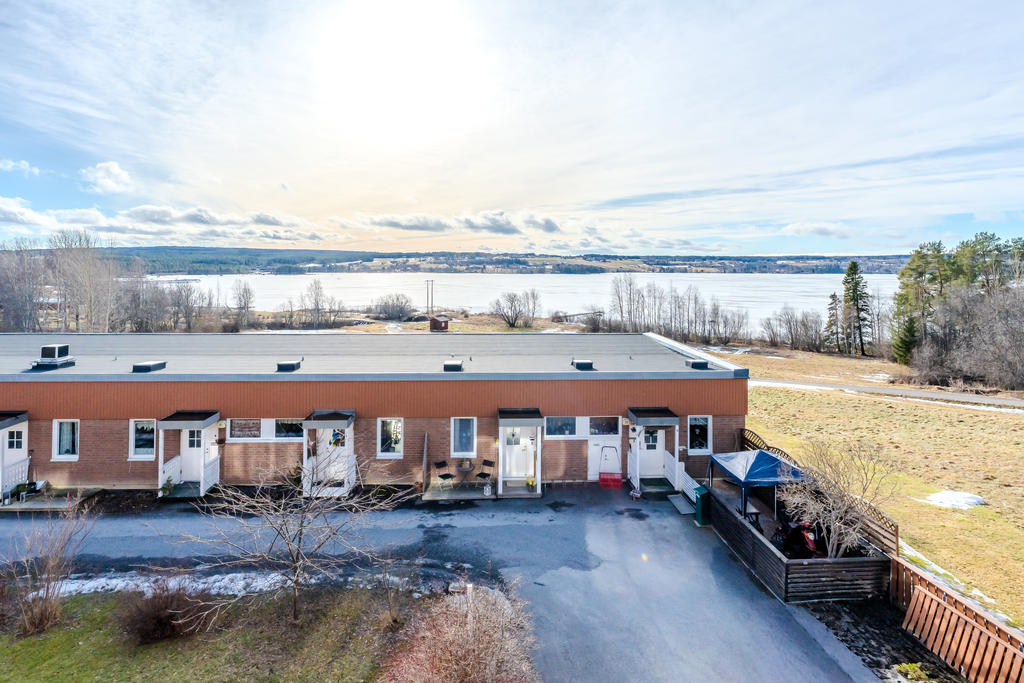 Vackert läge med utsikt över Storsjön.