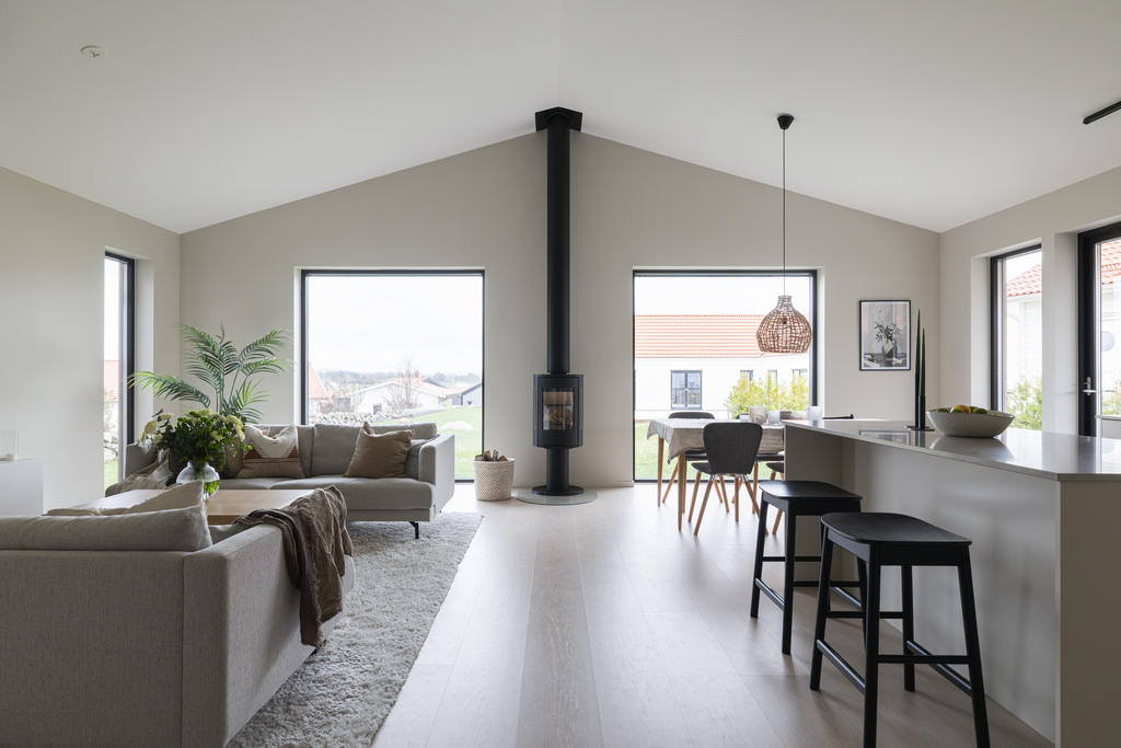 Rymligt vardagsrum med generös takhöjd