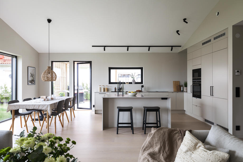 Kök i öppen planlösning mot vardagsrummet