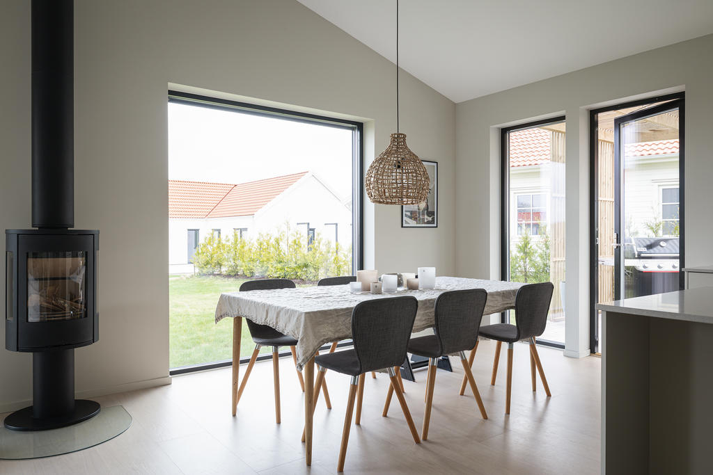 Matplats för hela familjen och utgång till altanen