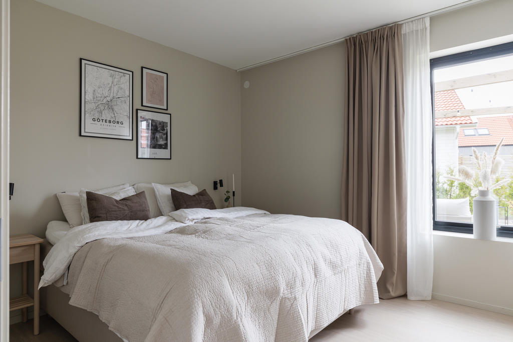 Sovrum med plats för dubbelsäng, privat badrum samt walk-in closet