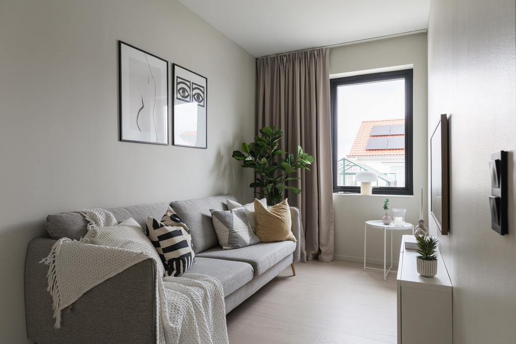 Tv-rum perfekt för barnen. Rummet kan med enkelhet göras till ett sovrum eller kontor.