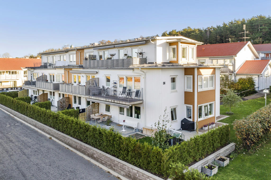 På andra våning med ett trevligt gavelläge finns denna ljus och hemtrevliga 4 rok