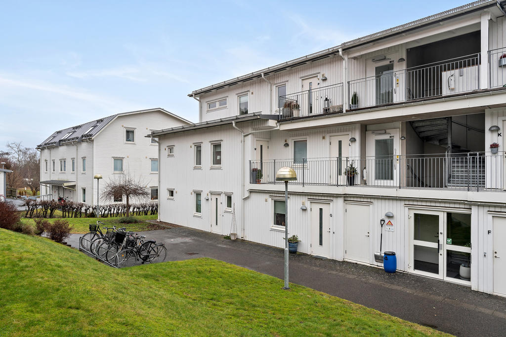 På framsidan av huset nås entrén via en trevlig loftgång