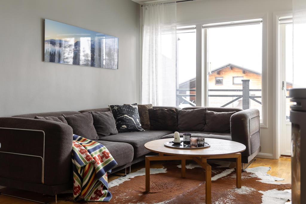 Här finns gott om plats för en större soffgrupp