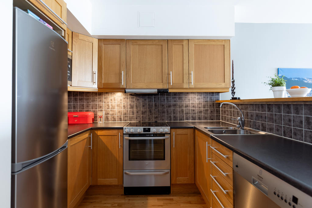 Välplanerat kök med mycket förvaring och bra arbetsytor