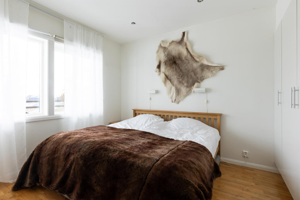 Master bedroom med härligt ljusinsläpp och flera garderober