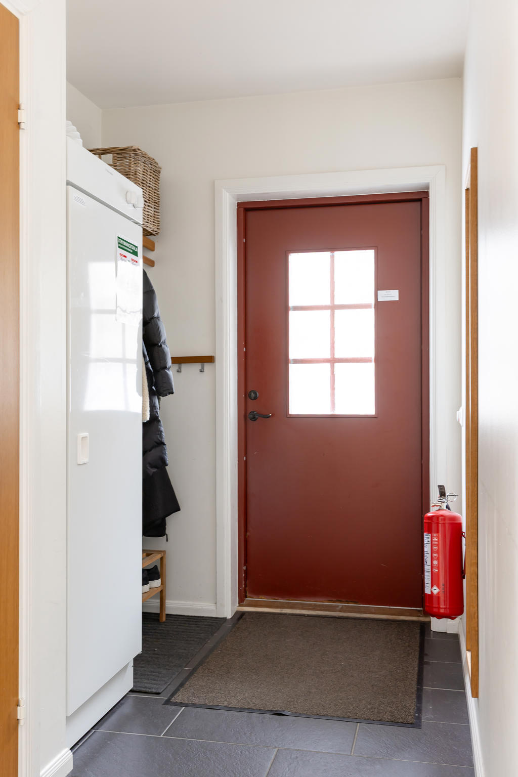 Hall med golvvärme och torkskåp