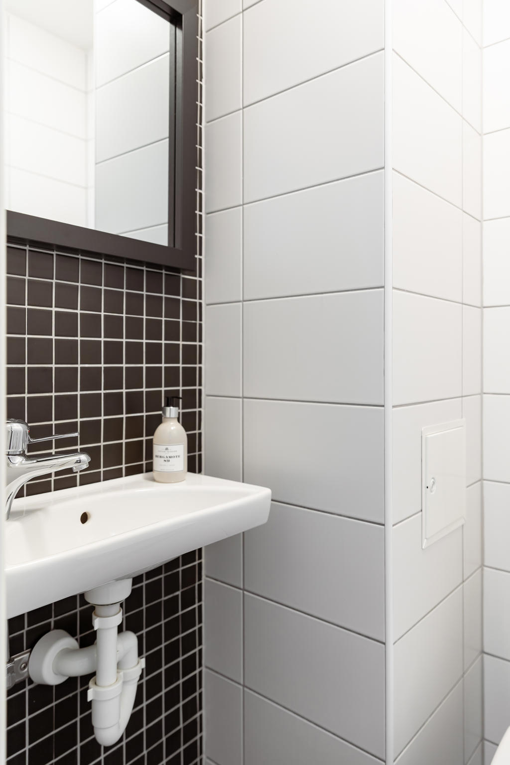 Helkaklad WC i hallen.