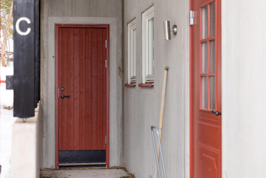 Skidförråd i direkt anslutning till entrén