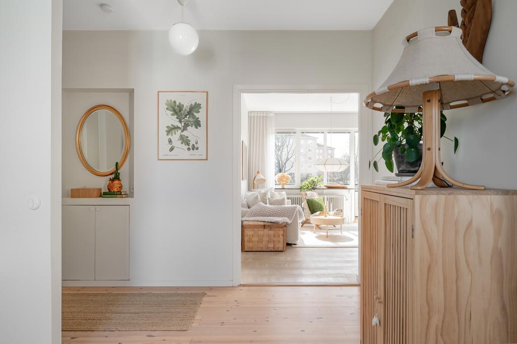 Från kök genom hall mot vardagsrum