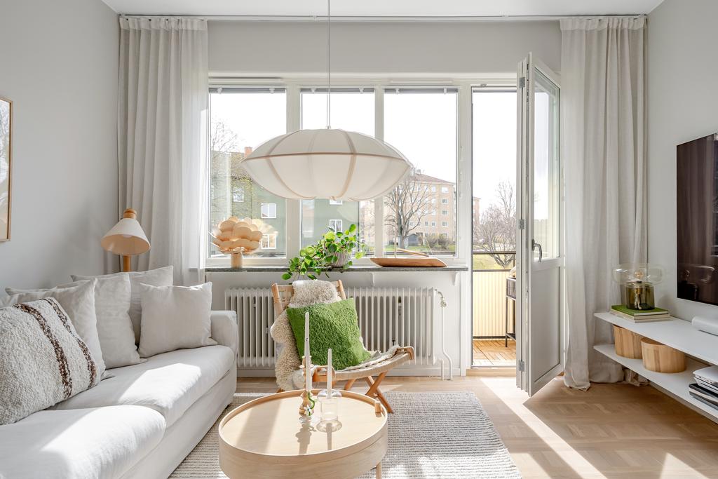 Vardagsrummet har utgång till balkong 