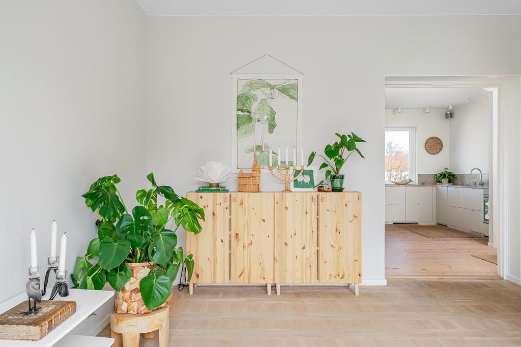 Sobra kulörval och vitpigmenterat parkettgolv