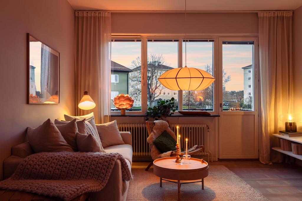 Stort fönsterparti med mycket himmel