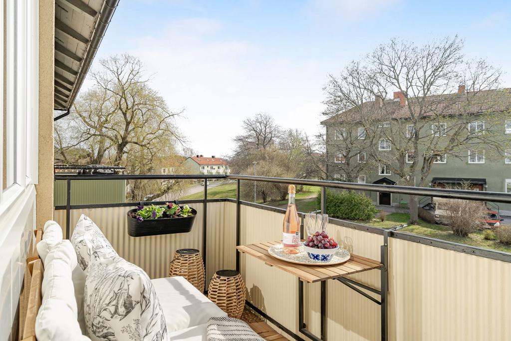 Högst upp i huset med grönskande vy från balkongen 