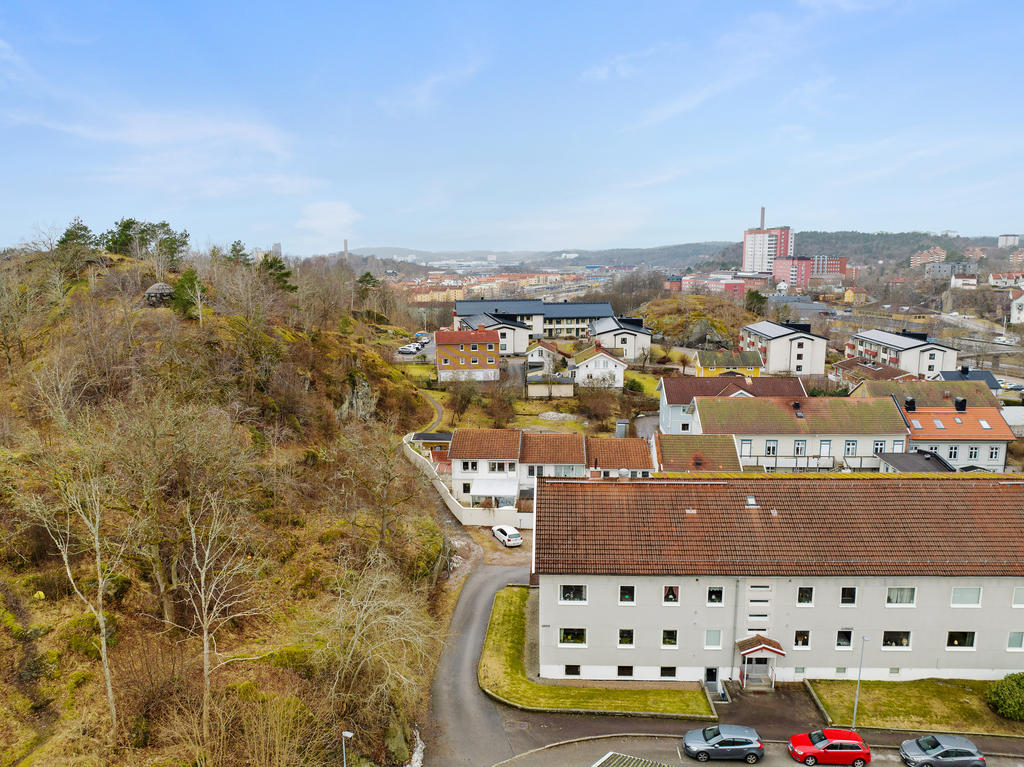 Som boende på Föreningsgatan har du nära till alla bekvämligheter som Uddevalla centrum har att erbjuda