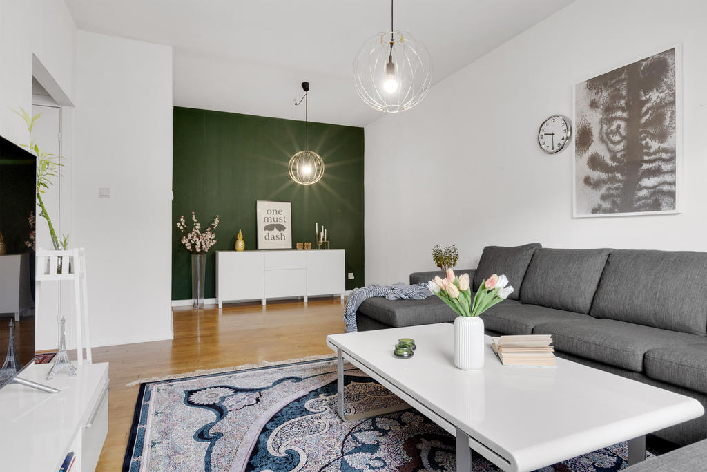 Stort luftigt vardagsrum med högt i tak med plats för både soffgrupp och matbord