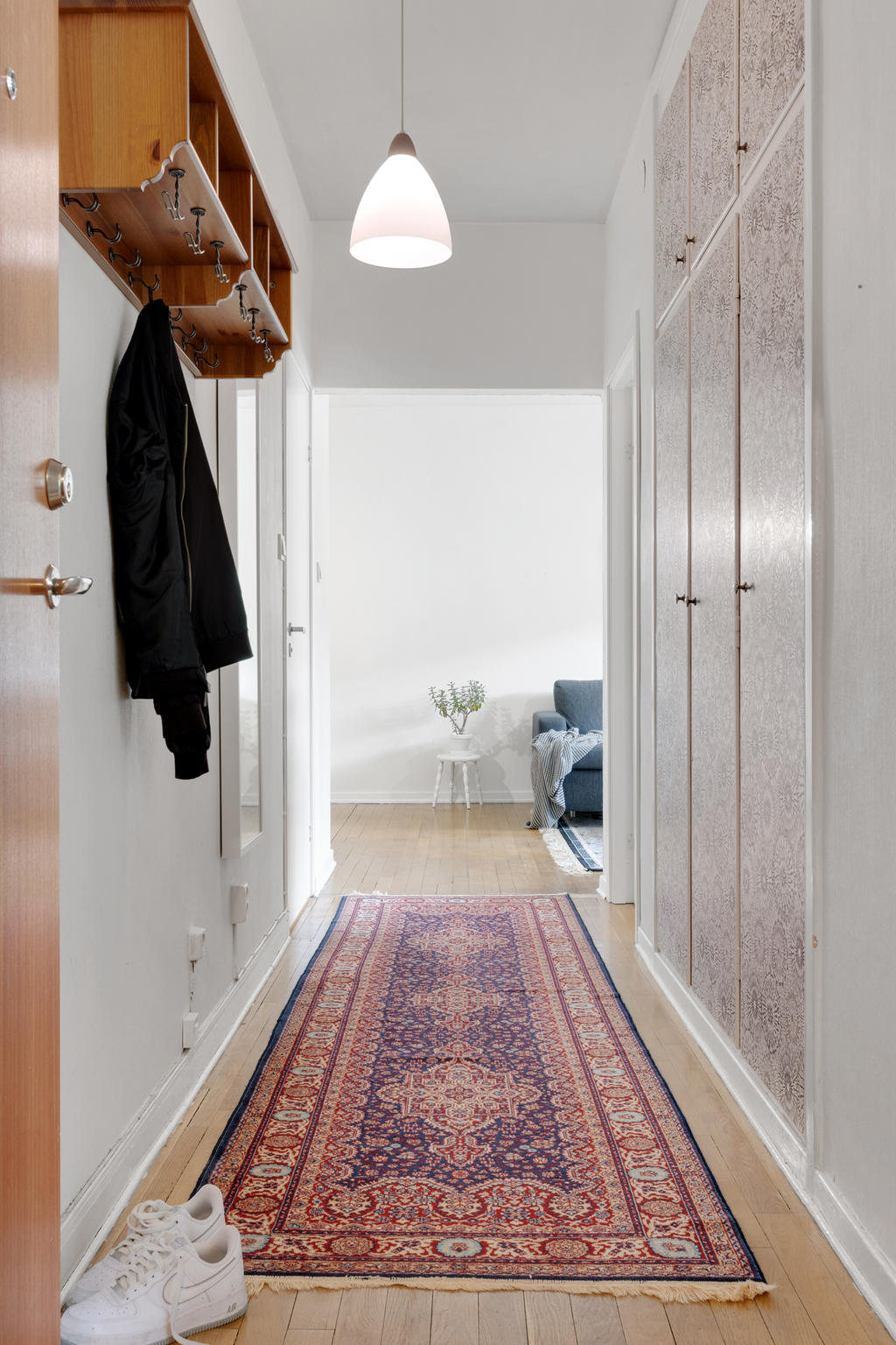 Entréhall  med goda förvaringsmöjligheter i garderoberna och plats för avhängning av ytterkläder och skor