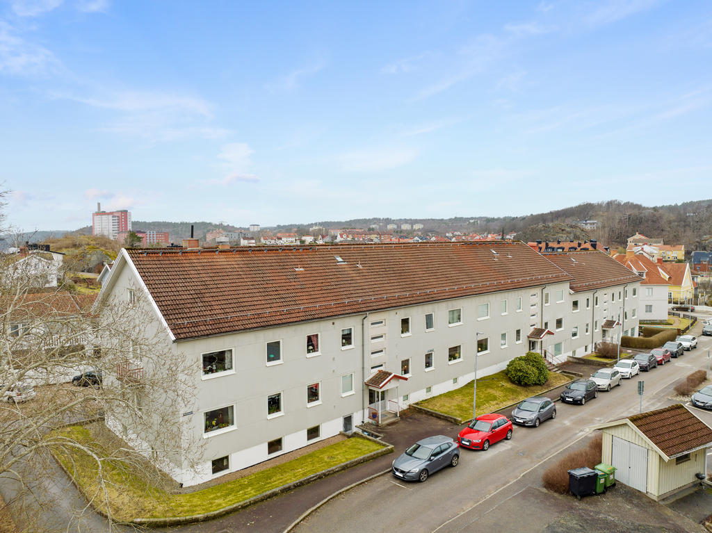 Till bostadsrätten hör både vinds och källarförråd, tvättstuga och möjlighet att hyra samlingslokal och övernattningsrum av bostadsrättsföreningen Brf Brynjan