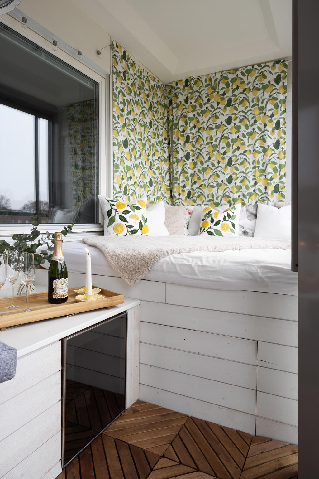 På balkongen finns en platsbyggd säng/dagbädd med inbyggd vinkyl 