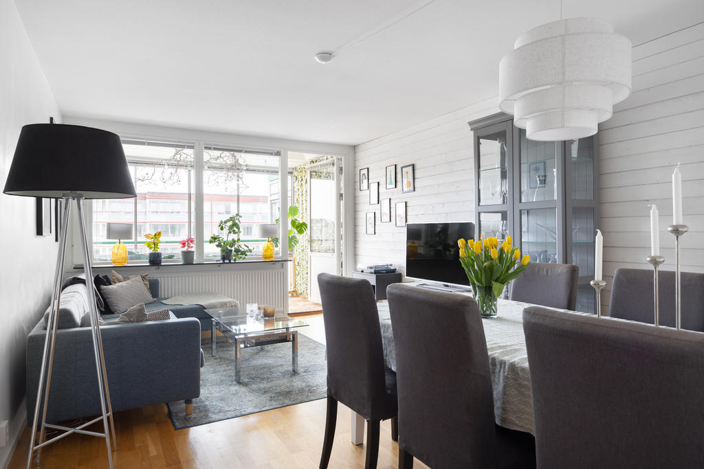 Gott om plats för såväl soffa som matgrupp