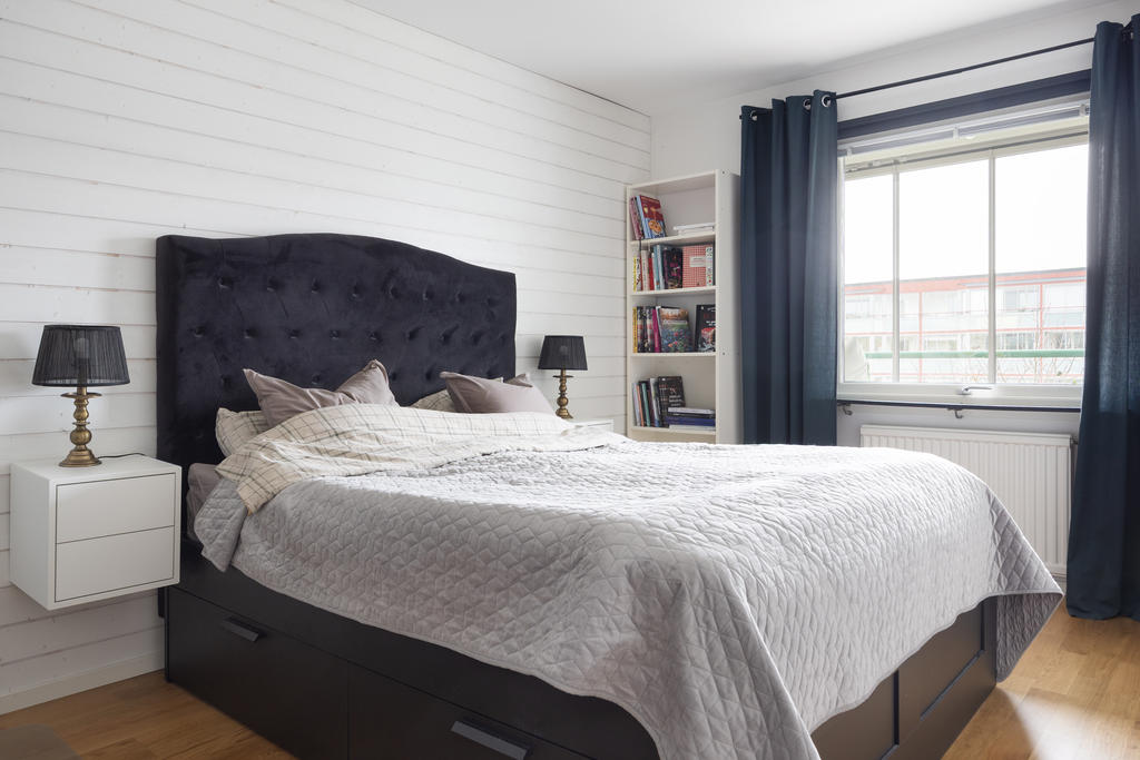 Sovrum med plats för dubbelsäng