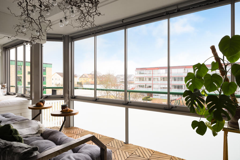 Stor inglasad balkong med västerläge
