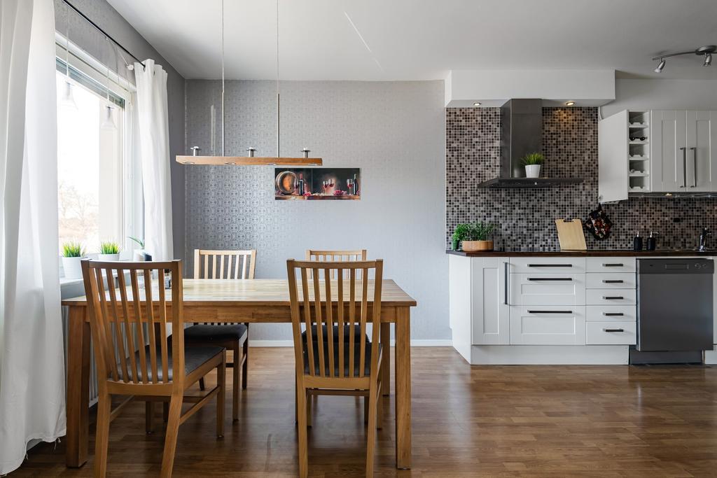 Stort och rymligt kök med plats för större matbord. 