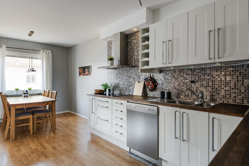 Klassiskt stilrent kök med mycket förvaring. 